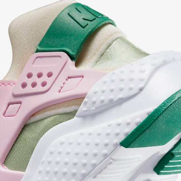 Nike Huarache Run SE (GS) "Strawberry Shortcake". Brand new. Womens Size: 8. - Picture 7 of 8